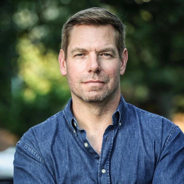 Mujer acusa públicamente al congresista demócrata Eric Swalwell de violación sexual
