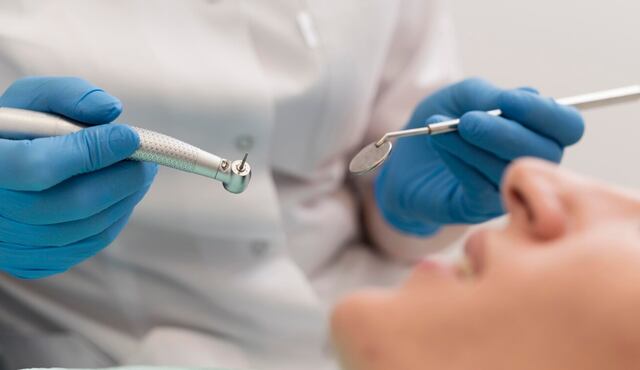 Asistentes dentales reaccionan a sugerencia de eliminar suplementos de fluoruro