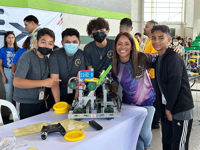 Salinas recibe primera competencia de robótica de la Caribbean Robotics Academy