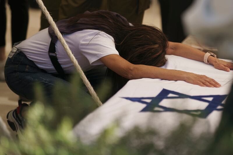 La madre del coronel israelí Asaf Hamami llora durante su funeral en el cementerio militar de Kiryat Shaul, en Tel Aviv, Israel.