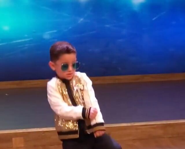 Niño de 5 años causa controversia tras imitar a Bad Bunny