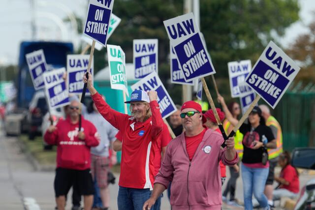 Sin solución a la vista huelga de trabajadores automotrices en Estados Unidos