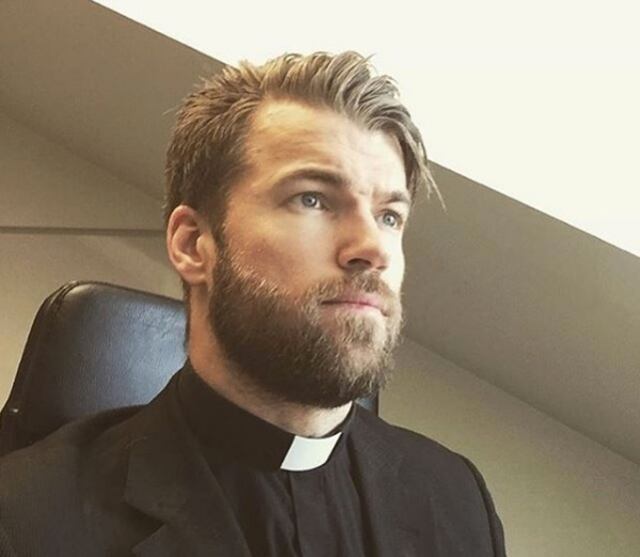 Sacerdote "fit" incómodo tras recibir comentarios "sexuales" en su Instagram