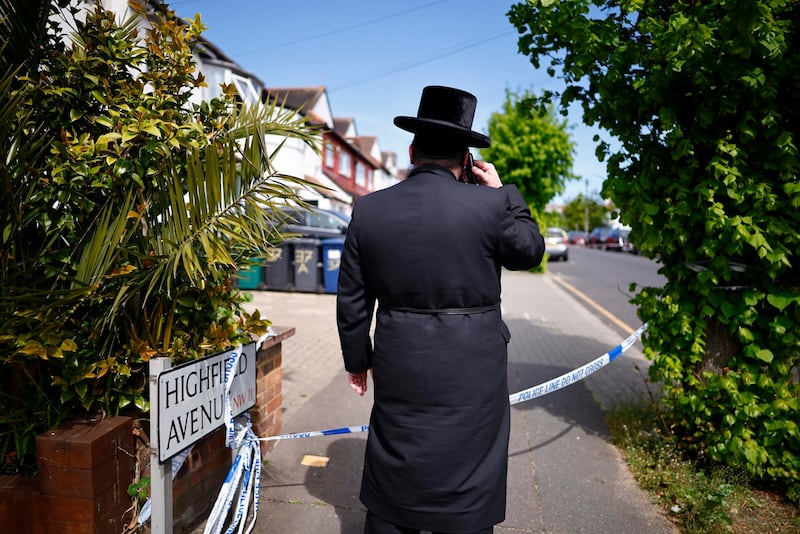 Un miembro de la comunidad judía observa la escena donde dos hombres judíos resultan gravemente heridos tras ser apuñalados en Golders Green, al norte de Londres.