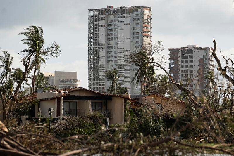 Edificios rodeados de escombros tras el paso del devastador huracán Otis, de categoría 5, en Acapulco, México.