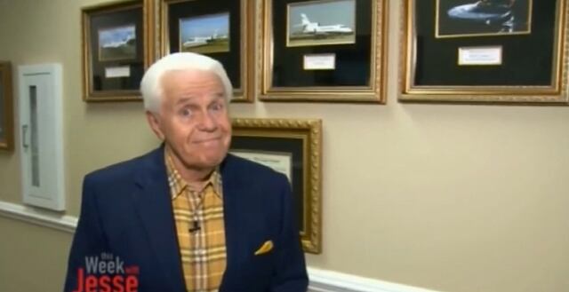 Predicador evangelista pide a sus fieles que le compren avión privado