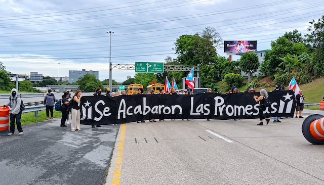 Manifestantes obstruyen dos carriles del expreso PR-52 hacia San Juan