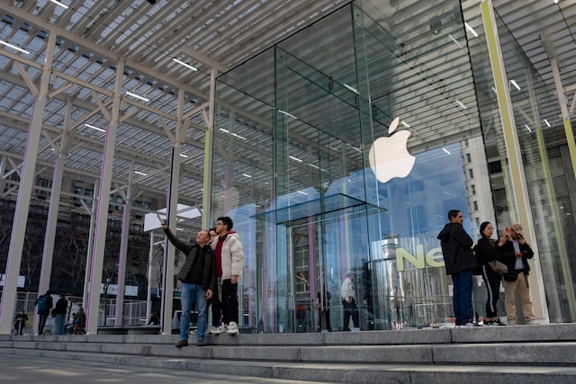 Apple cumple 50 años como gigante tecnológico con retos en inteligencia artificial