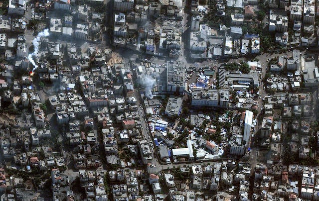 Miles de personas huyen del mayor hospital de Gaza, pero cientos, incluidos bebés, siguen atrapados