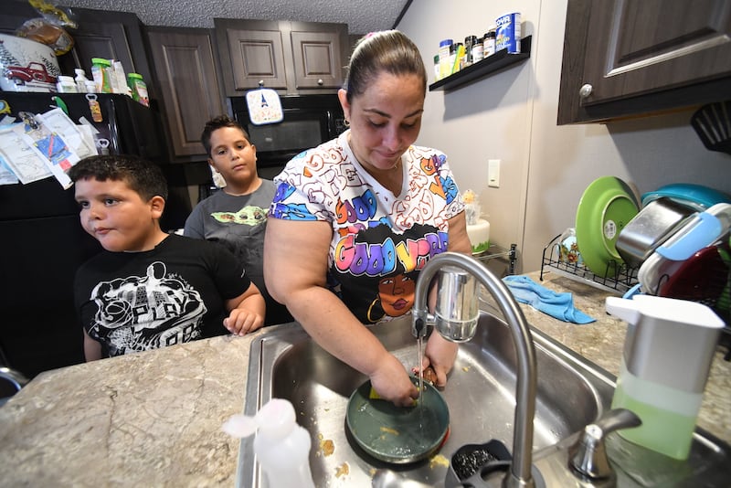 Casa móvil donde vive Jahaira Vélez con sus hijos en un 
