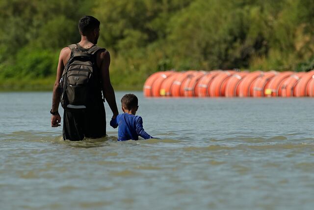 Texas pide a corte mantener barrera flotante en el río Bravo
