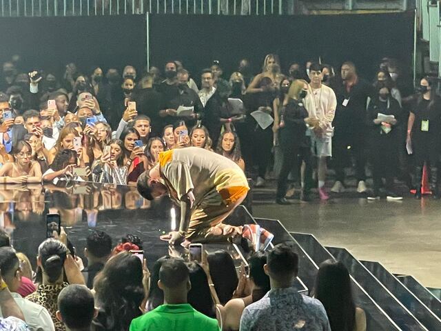 Farruko recibe entre lágrimas premio a mejor canción cristiana
