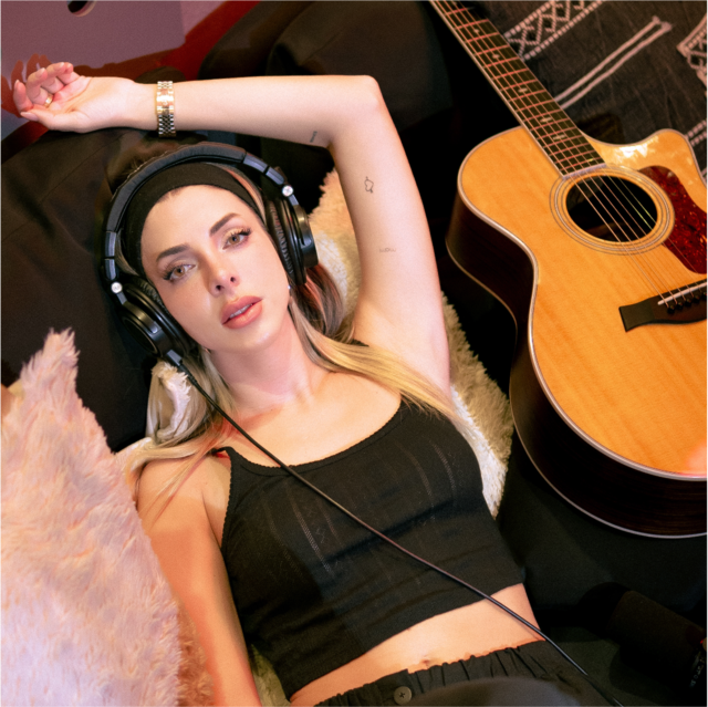 Corina Smith presenta la versión acústica de su álbum “Triste Pero Siempre Mami”