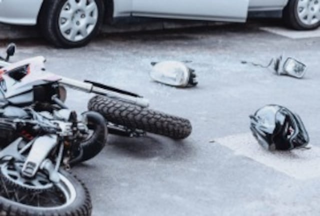 Dos jóvenes en condición crítica tras accidente con motora en Toa Alta