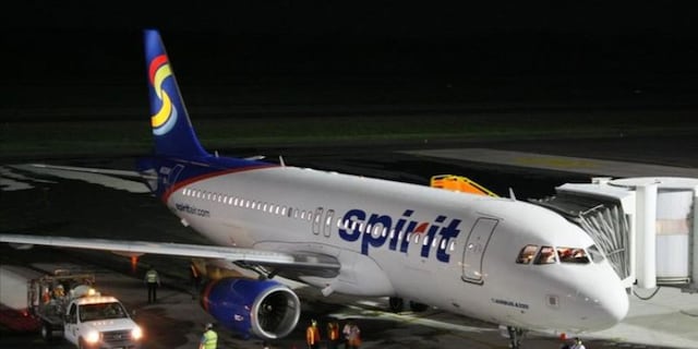 Cae rayo en avión y obliga su  aterrizaje en aeropuerto de Florida