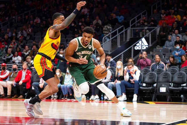Young comanda remontada de Hawks sobre Bucks