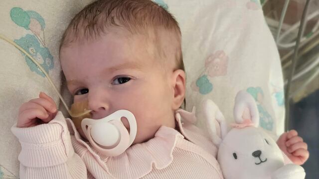 Fallece bebé británica cuya enfermedad terminal dio paso a batalla legal entre padres y médicos