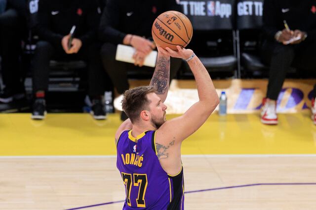 Luka Doncic guía a los Lakers con su séptimo triple doble del año