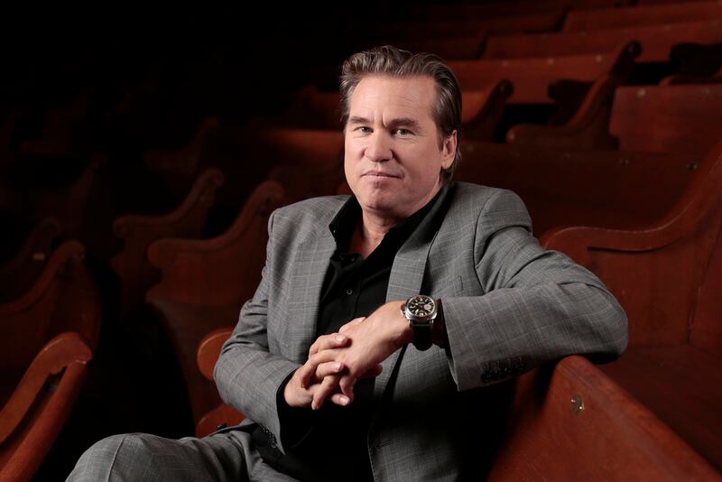 ARCHIVO- Val Kilmer posa el 9 de enero de 2014, en Nashville, Tennessee. (Foto AP/Mark Humphrey, archivo)