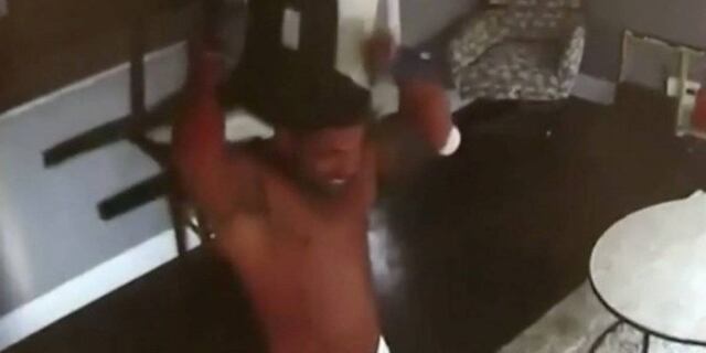 Estremecedor video de fisicoculturista que golpeó y apuñaló a su pareja por celos