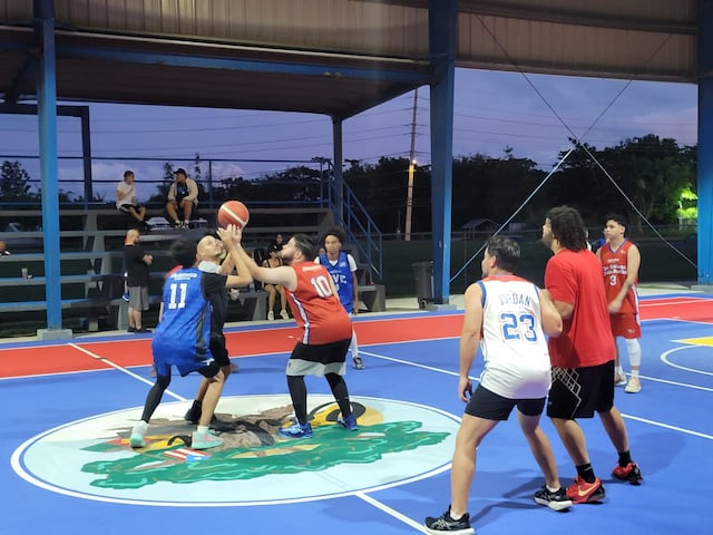 Jóvenes retan a alcalde de Ceiba a un partido de baloncesto