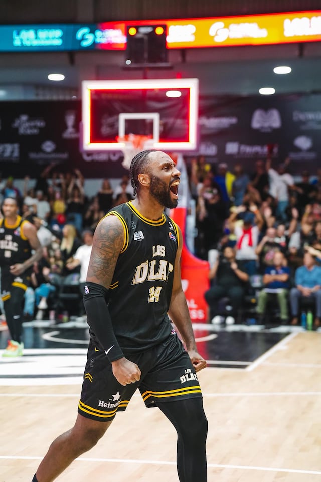 Remontada Gigante en el Mangual deja pegao’s a los Vaqueros de Bayamón 77-76