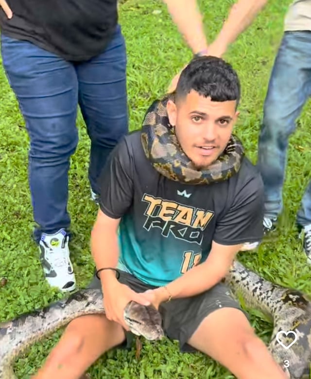 Gongo Fishing captura culebra de 16 pies
