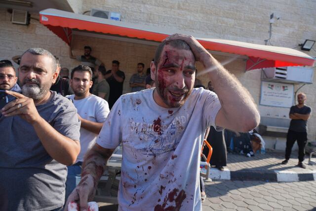 Los abarrotados hospitales en Gaza advierten de miles de muertes mientras se acaban los suministros