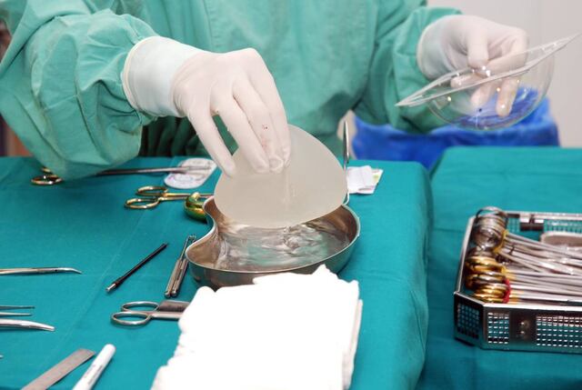 Mujer muere tras pasar 13 meses en coma por aumentarse los senos