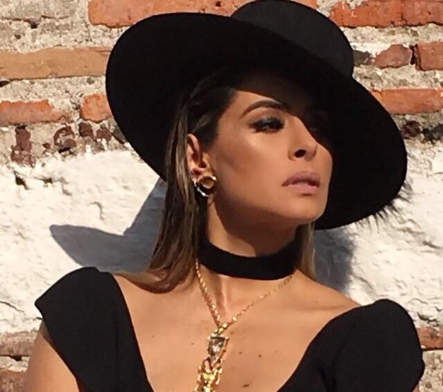 Critican a Galilea por su extraño outfit