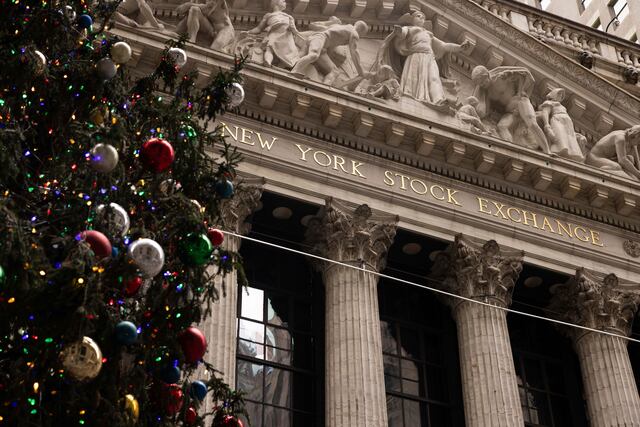 Wall Street cierra a la baja última jornada del año, pero sube 20% en 2023