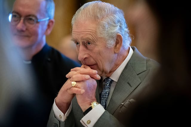 Dan de alta al rey Carlos III después de un procedimiento de próstata