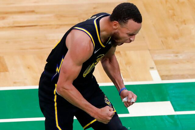 Stephen Curry carga a los Warriors con 43 puntos y empatan la final en Boston