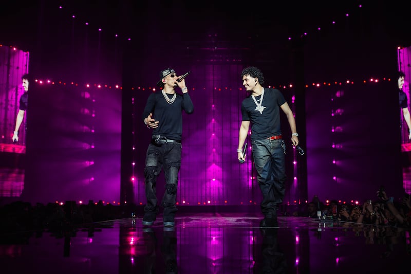Clarent canta junto a Omar Courtz.