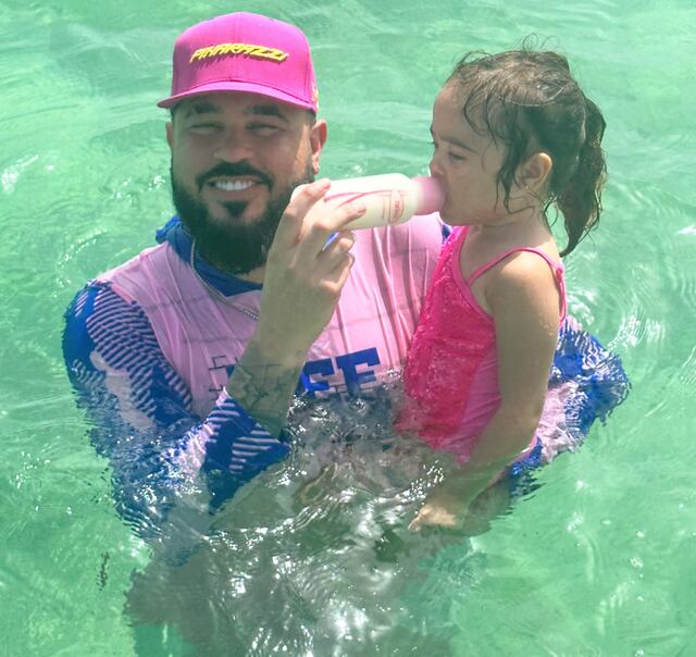 VIDEO: Raphy Pina muestra como su hija Vida Isabelle ya sabe nadar