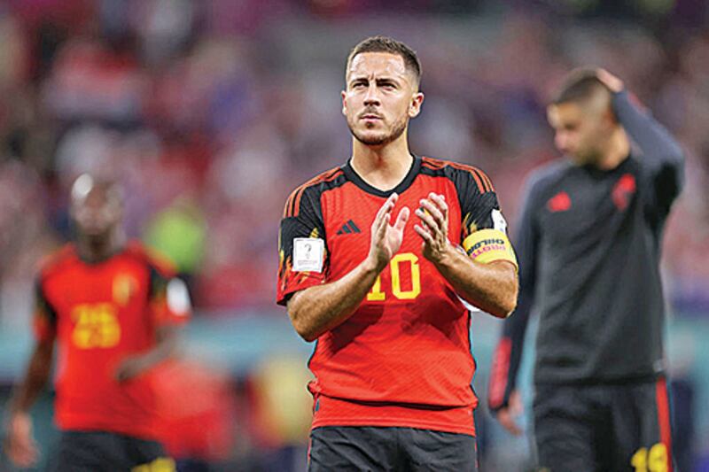DOHA, QATAR - 1 DE DICIEMBRE: Eden Hazard, de Bélgica, aplaude a la fanaticada tras la derrota ante Croacia que les costó la eliminación del Mundial.