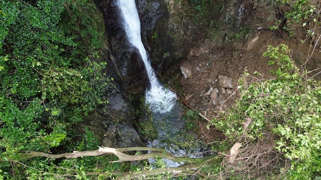 Derrumbe de rocas tapa charco La Soplaera en Peñuelas