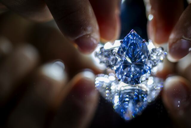 Venden en $44 millones anillo con enorme diamante azul