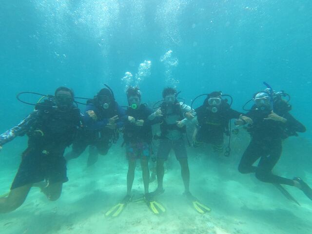 Jóvenes participan de proyecto para restaurar arrecifes de coral en Culebra