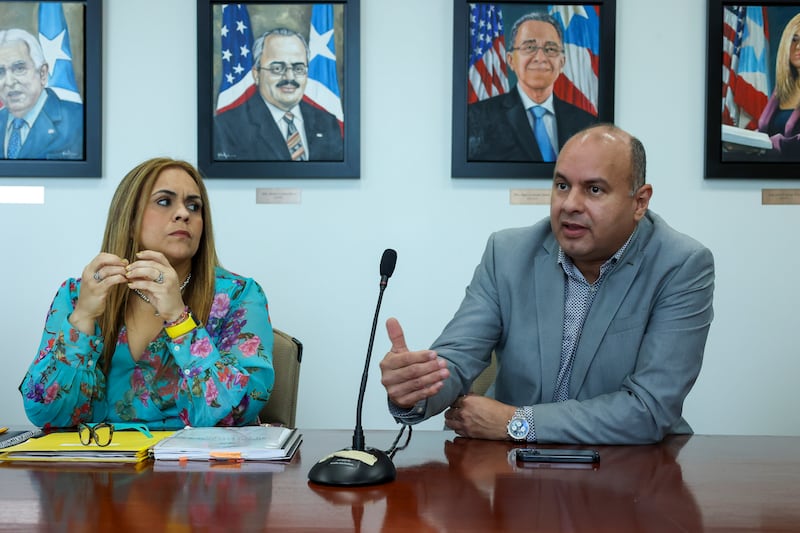 Eduardo Nieves Cartagena, director de la Oficina de Sistemas de Información y Procesamiento Electrónico, derecha, junto a Jessika Padilla Rivera, presidenta alterna de la CEE.