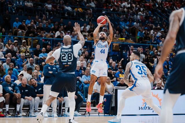 Walter Hodge y Javier Mojica suspendidos para segundo juego de la serie semifinal del BSN
