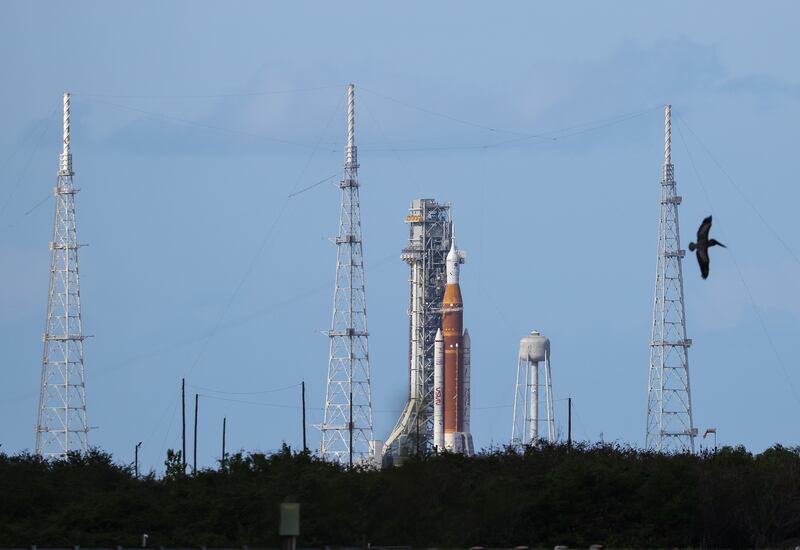 El cohete Space Launch System (SLS) que transporta la nave espacial Orion para la misión Artemis II se encuentra en la plataforma de lanzamiento 39B en el Centro Espacial Kennedy, en Titusville, Florida (EE.UU.). EFE/EPA/CRISTOBAL HERRERA-ULASHKEVICH