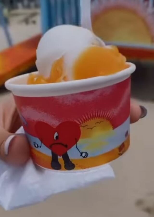 Bad Bunny regala helados en playa en Isla Verde