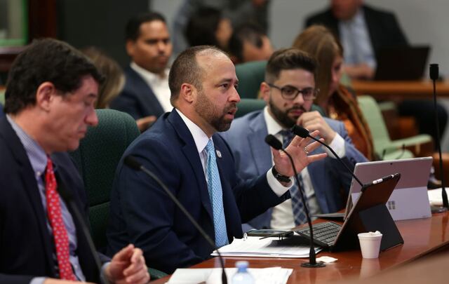 Gobierno asegura que bajará un 13 por ciento de los contratos para ahorrar fondos