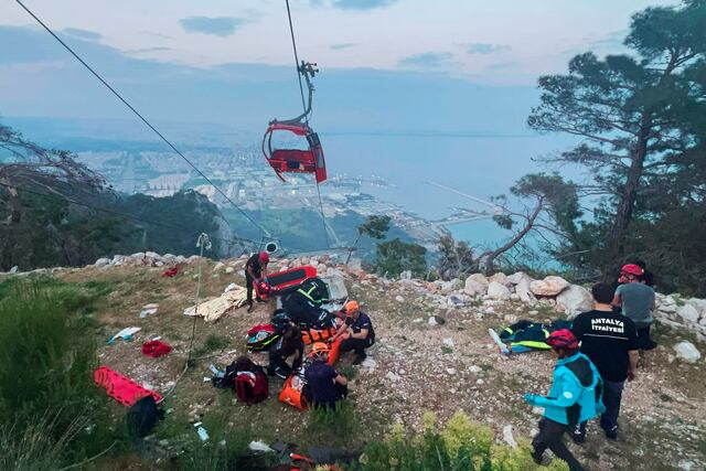 Rescatan a 174 personas tras quedar varadas en teleférico en Turquía