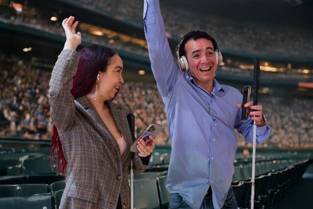 T-Mobile facilita experiencia accesible para fanáticos ciegos durante el Clásico Mundial de Béisbol