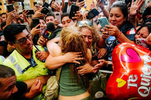 VIDEO: Más de 4,000 fanáticos reciben con euforia a Shakira en Perú