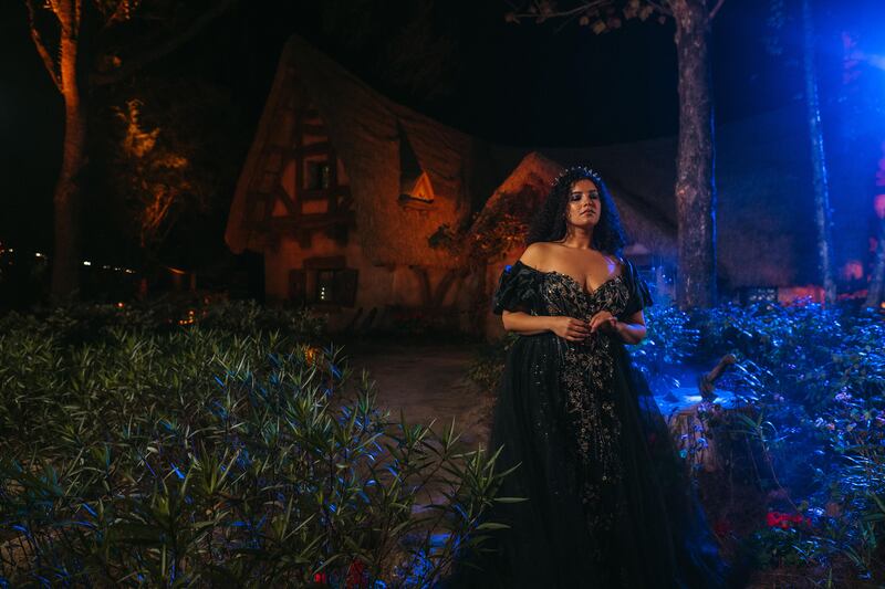 El nuevo vestido de novia de la Reina Malvada de Disney se muestra cerca de la atracción Seven Dwarves Mine Train en Magic Kingdom Park en Walt Disney World Resort en Lake Buena Vista, Florida. Es uno de los cuatro nuevos vestidos inspirados en los villanos de Disney y presentados como parte de la Disney's 2024. Colección de bodas de cuento de hadas de Allure Bridals. Inspirado en la villana de “Blancanieves y los siete enanitos” de Disney, el vestido está adornado con encaje lineal, adornos florales en 3D, cuentas y lentejuelas delicadamente esparcidas sobre tul. La silueta presenta un escote en forma de corazón que conduce a un corpiño puntiagudo complementado con un llamativo bordado. El vestido está disponible en marfil, negro u dorado con un chal con volantes para mayor elegancia.