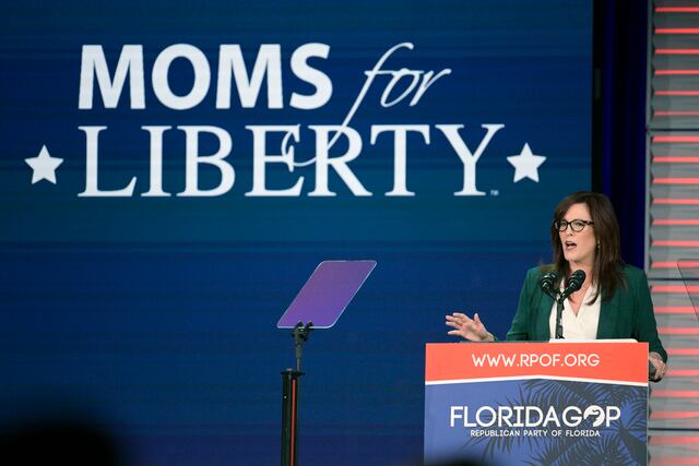Moms for Liberty factura más de 2 millones de dólares, en su mayoría de 2 donantes