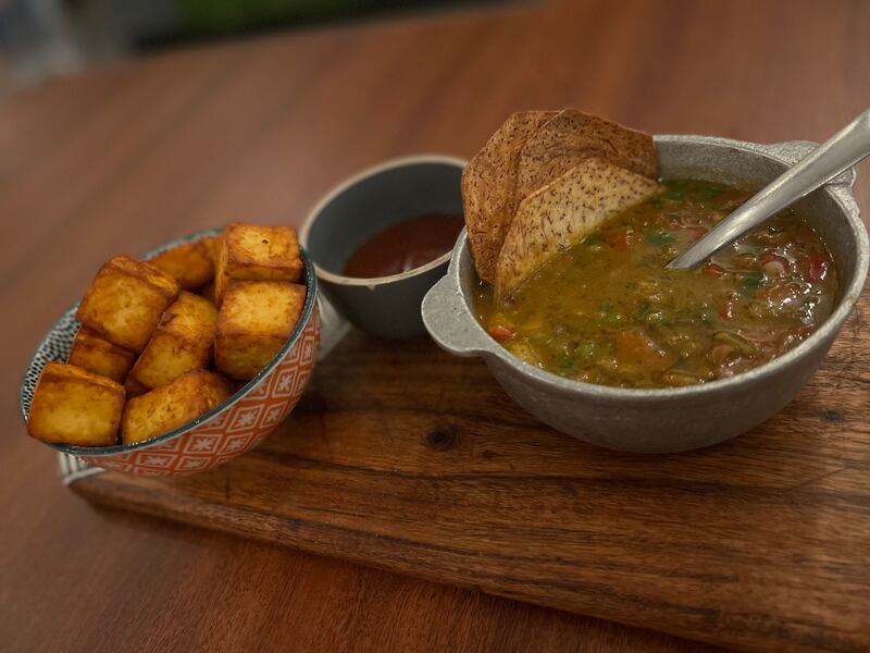 Queso frito y sopa de gandules con chips de malanga.